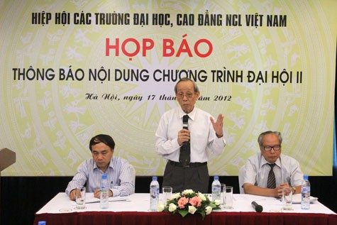 GS. Trần Hồng Quân, Chủ tịch Hiệp hội các trường ĐH, CĐ NCL Việt Nam chủ trì buổi họp báo